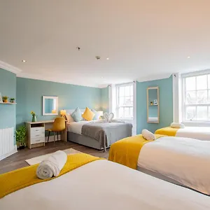 The Yellow Door By Shortstays Holiday home